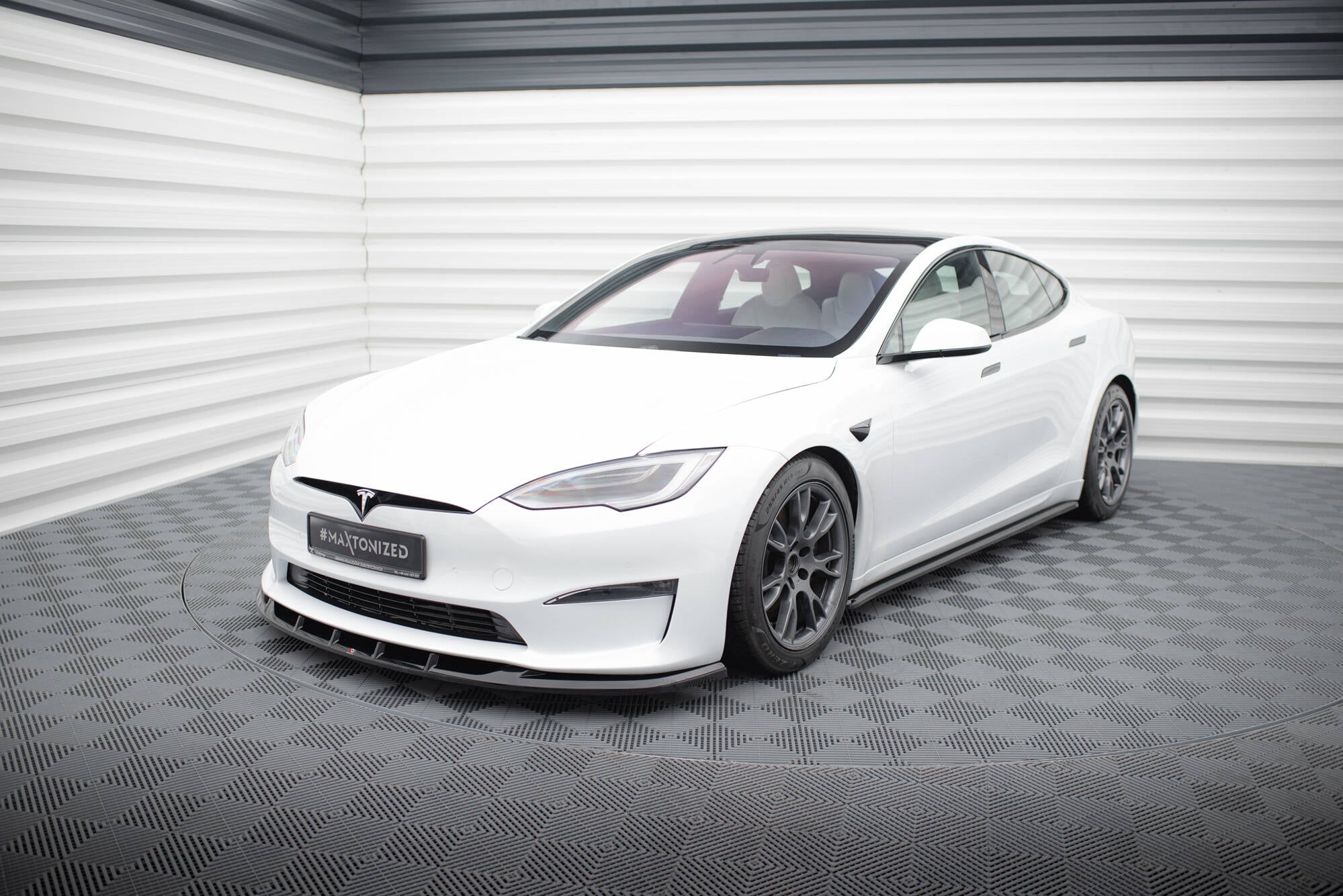Front splitter på Tesla Model S Plaid MK1 Facelift V.3 sett fra venstre forhjørne med sorte felger.