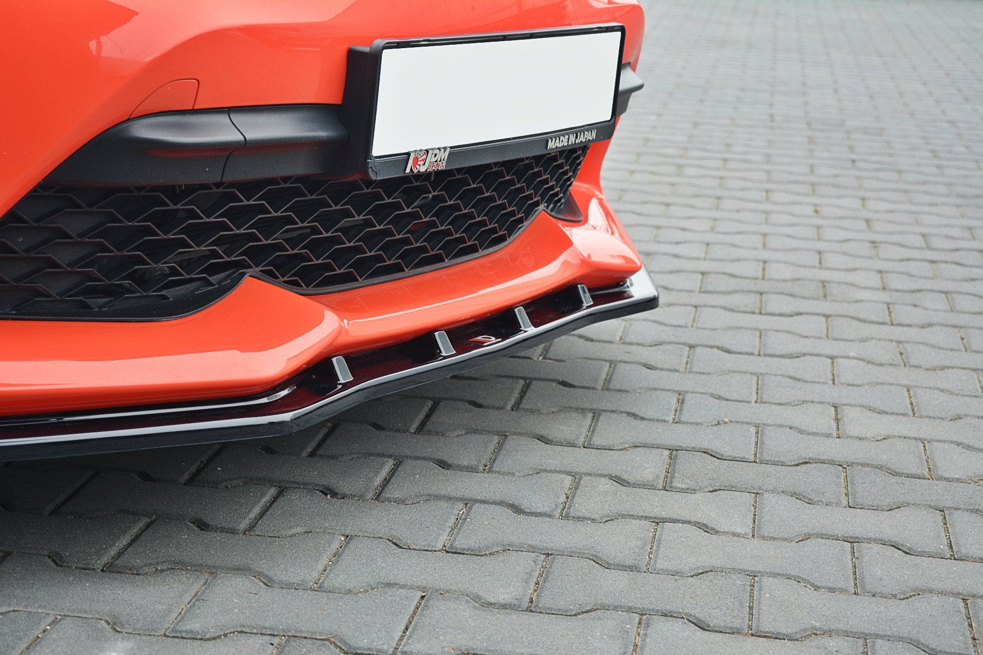 Frontleppe på Toyota GT86 Facelift V.3, sort splitter med aerodynamiske detaljer og bikubemønstret grill.