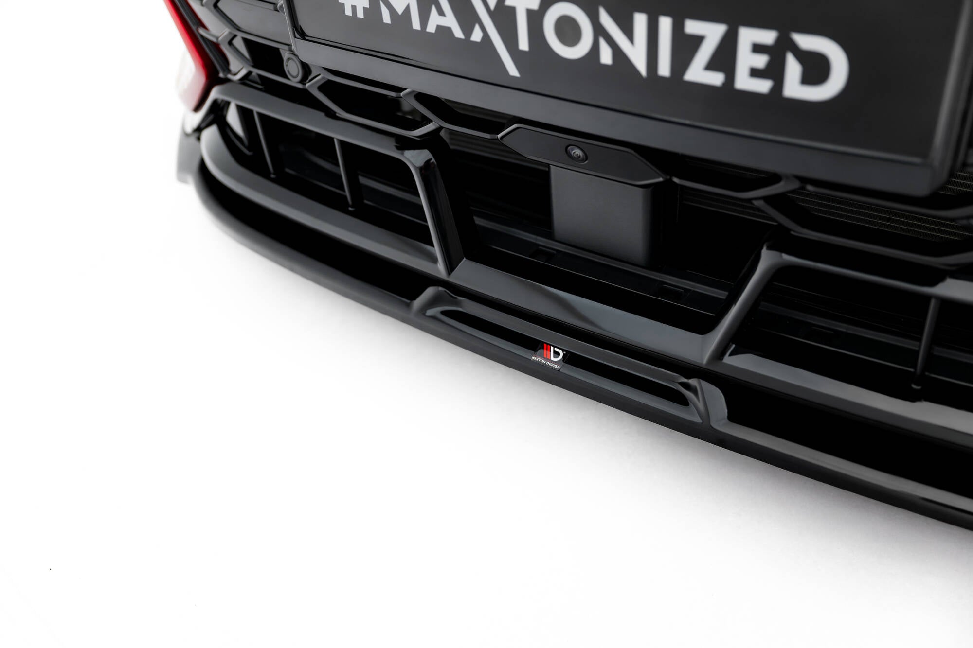 Spoiler VW Golf GTI Clubsport MK8 V.3 i sort blank plast, sett forfra med Maxton Design-logo.