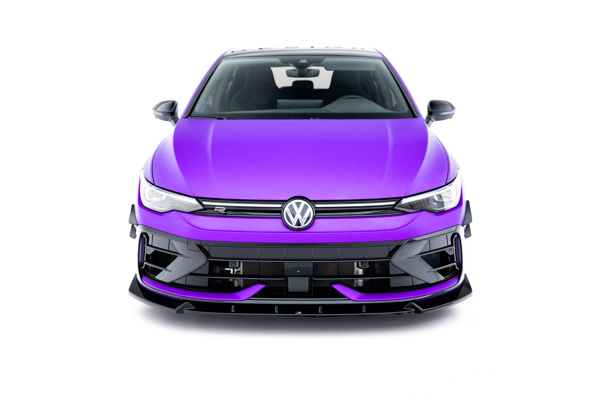Frontleppe til VW Golf R MK8 Facelift V.3, lilla bil med svarte detaljer foran på hvit bakgrunn.
