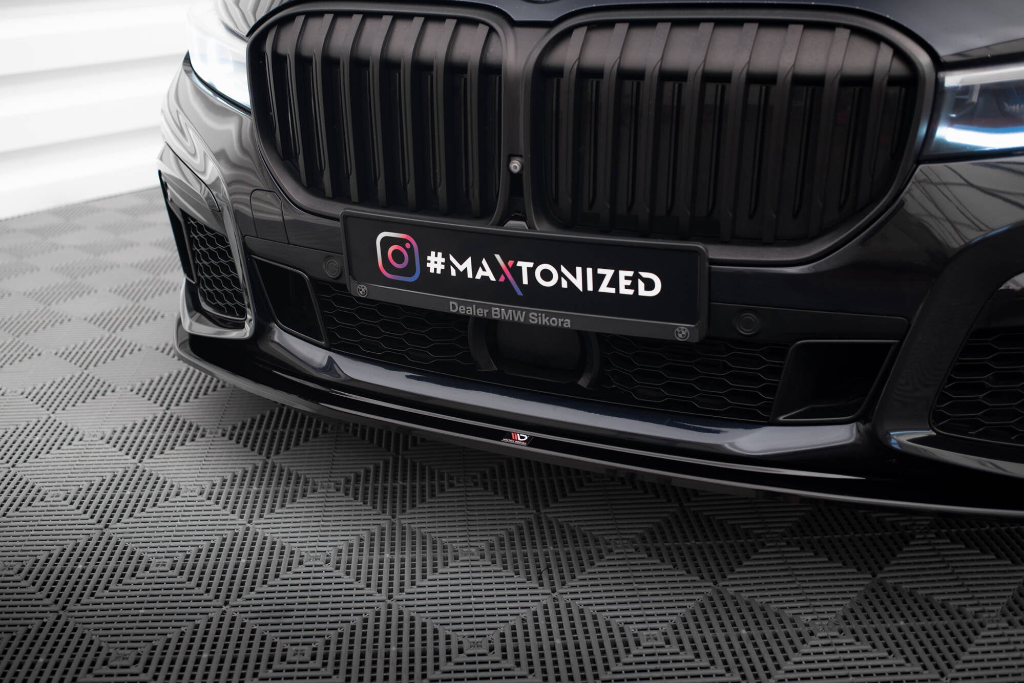 Spoiler til BMW 7 M-Pakke G11 G12 Facelift V.4, sort front med matte detaljer og sportslig design.