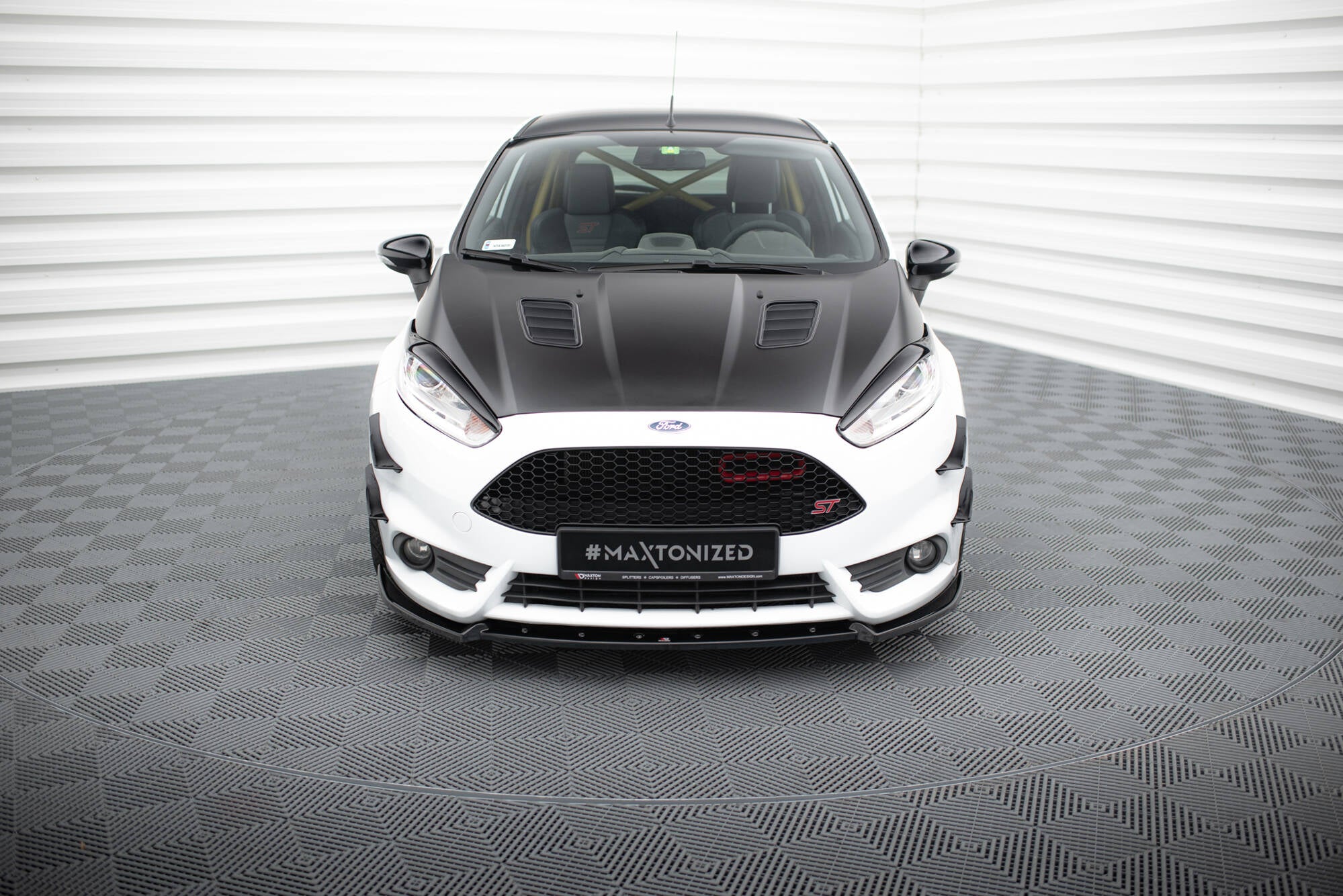 Frontleppe på Ford Fiesta St MK7 Facelift V.4 med sort panser, røde grilldetaljer og luftinntak.