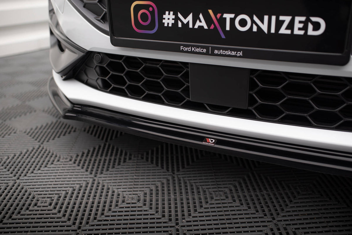 Nærbilde av frontsplitter i blank sort til Ford Focus Mk4 Facelift