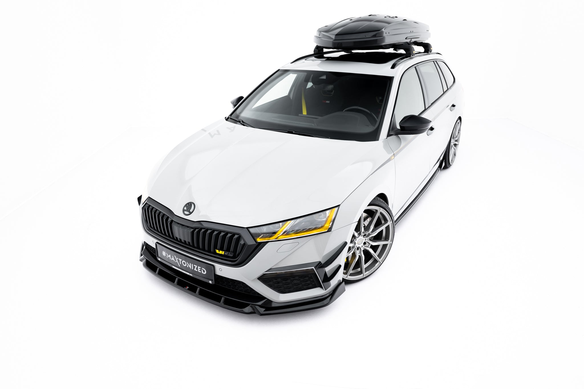 Front lip på Skoda Octavia RS MK4 V.5 hvit stasjonsvogn med svarte detaljer og takboks.