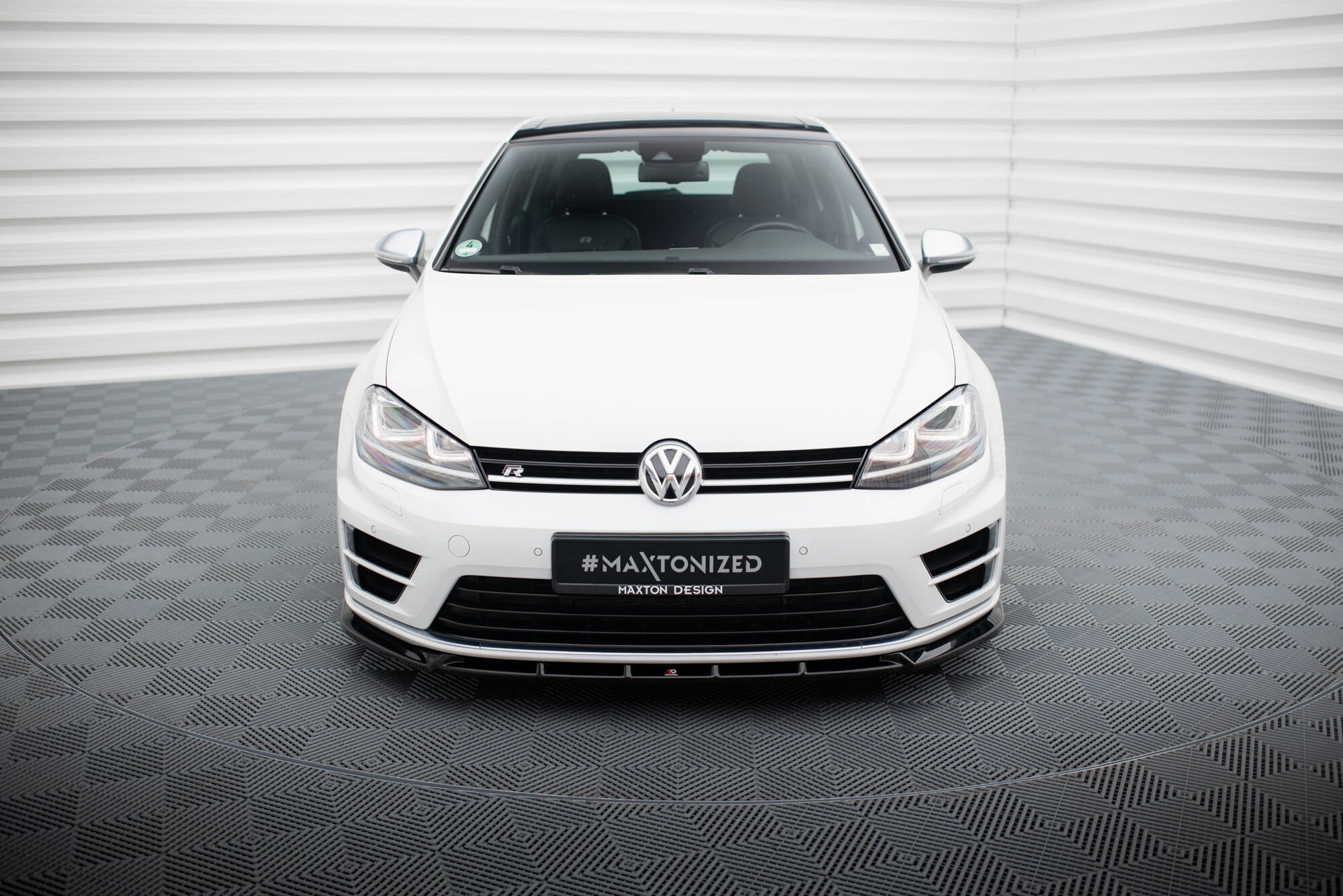 Frontleppe VW Golf R / R-Line MK7 montert på hvit bil med blank grill og LED-frontlykter i studio.