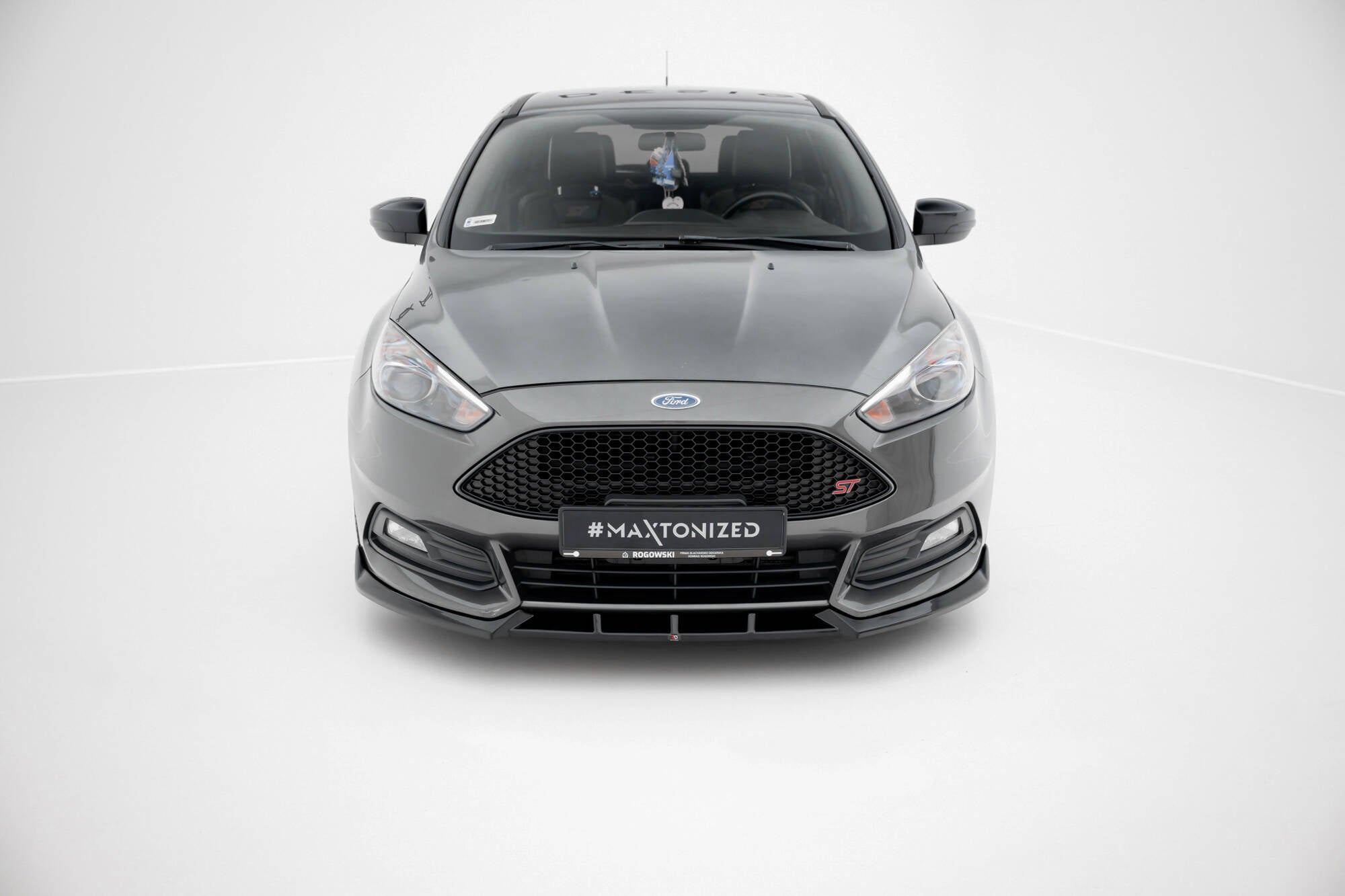 Frontleppe på Ford Focus St MK3 Facelift med sort sportsgrill og ST-merke, sett rett forfra.