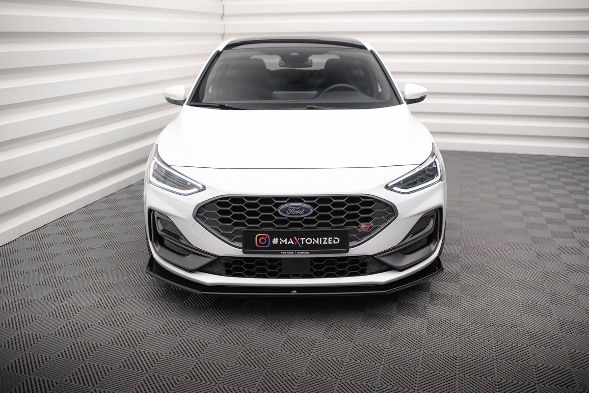 Frontsplitter montert på Ford Focus ST-Line Mk4 Facelift sett forfra