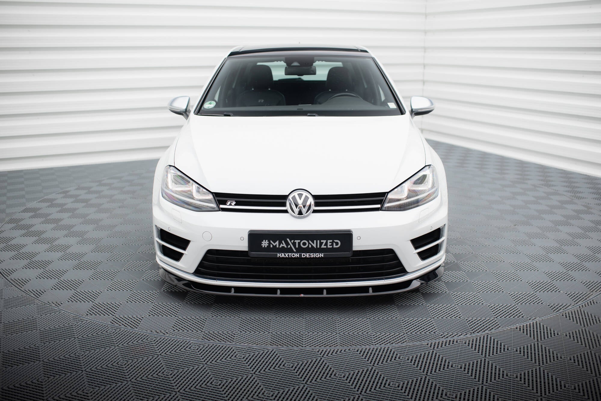 Frontleppe til VW Golf R MK7, hvit bil forfra med sorte detaljer og Maxton Design-skilt.