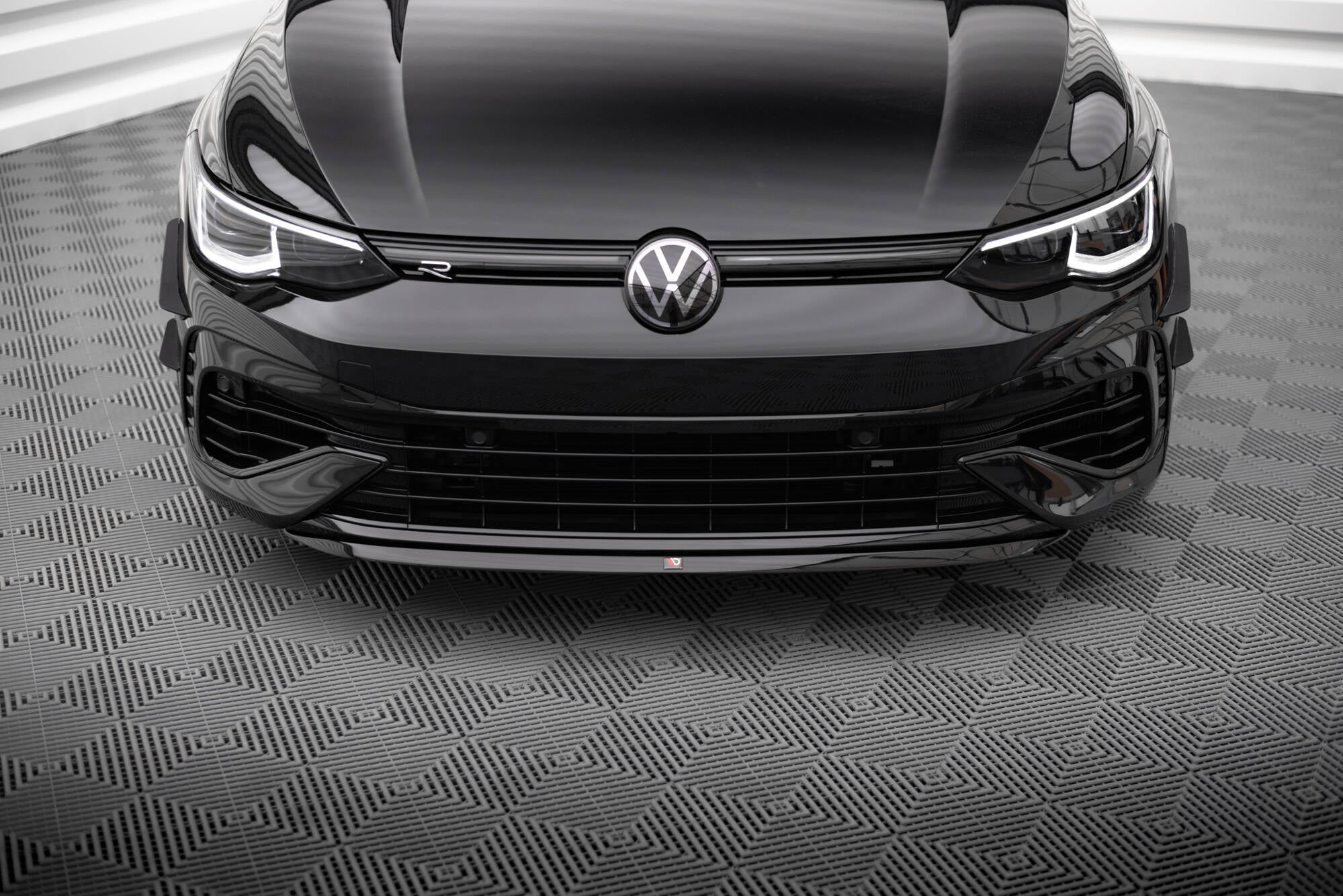 Frontleppe på VW Golf R MK8 V.7 med blank sort finish, LED-frontlykter og sportslig grill.