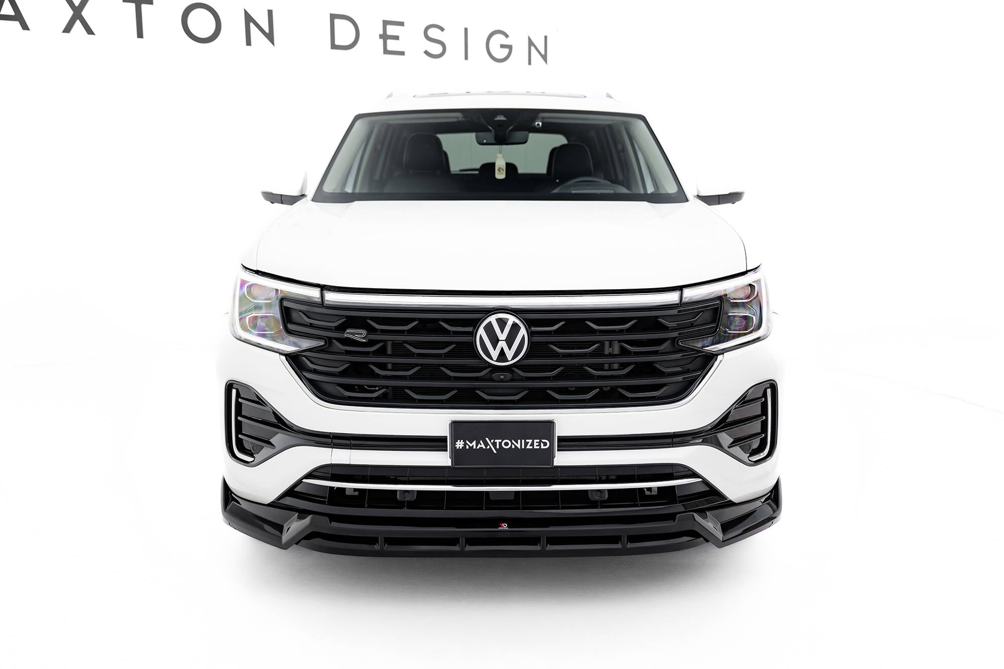 Frontleppe på VW Atlas R-Line MK1 Facelift 2, hvit SUV med sort grill og Maxtonized-skilt foran.