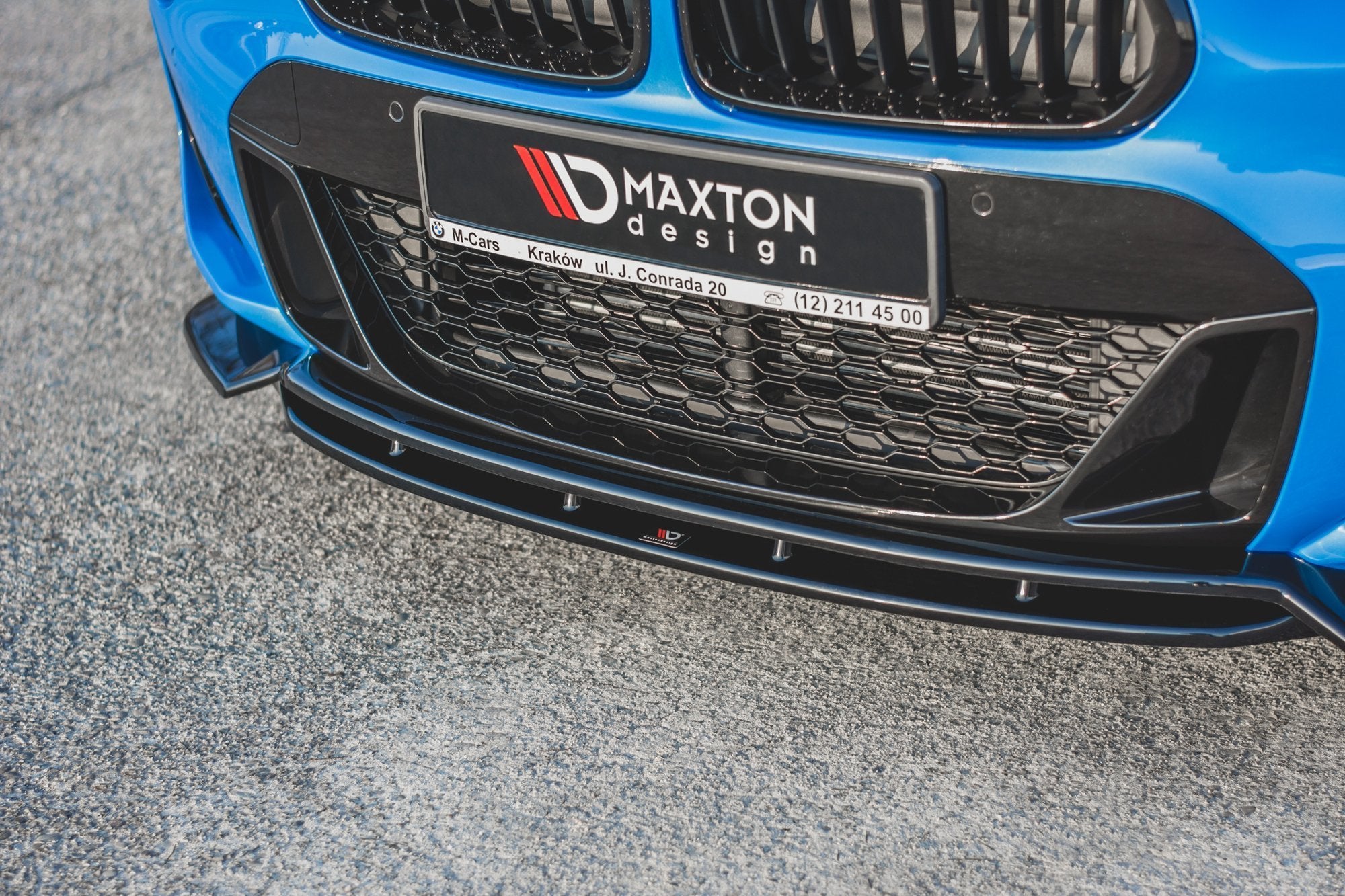 Frontleppe på BMW X2 F39 M-Pakke med sort hekkmønstret grill og Maxton Design-logo.