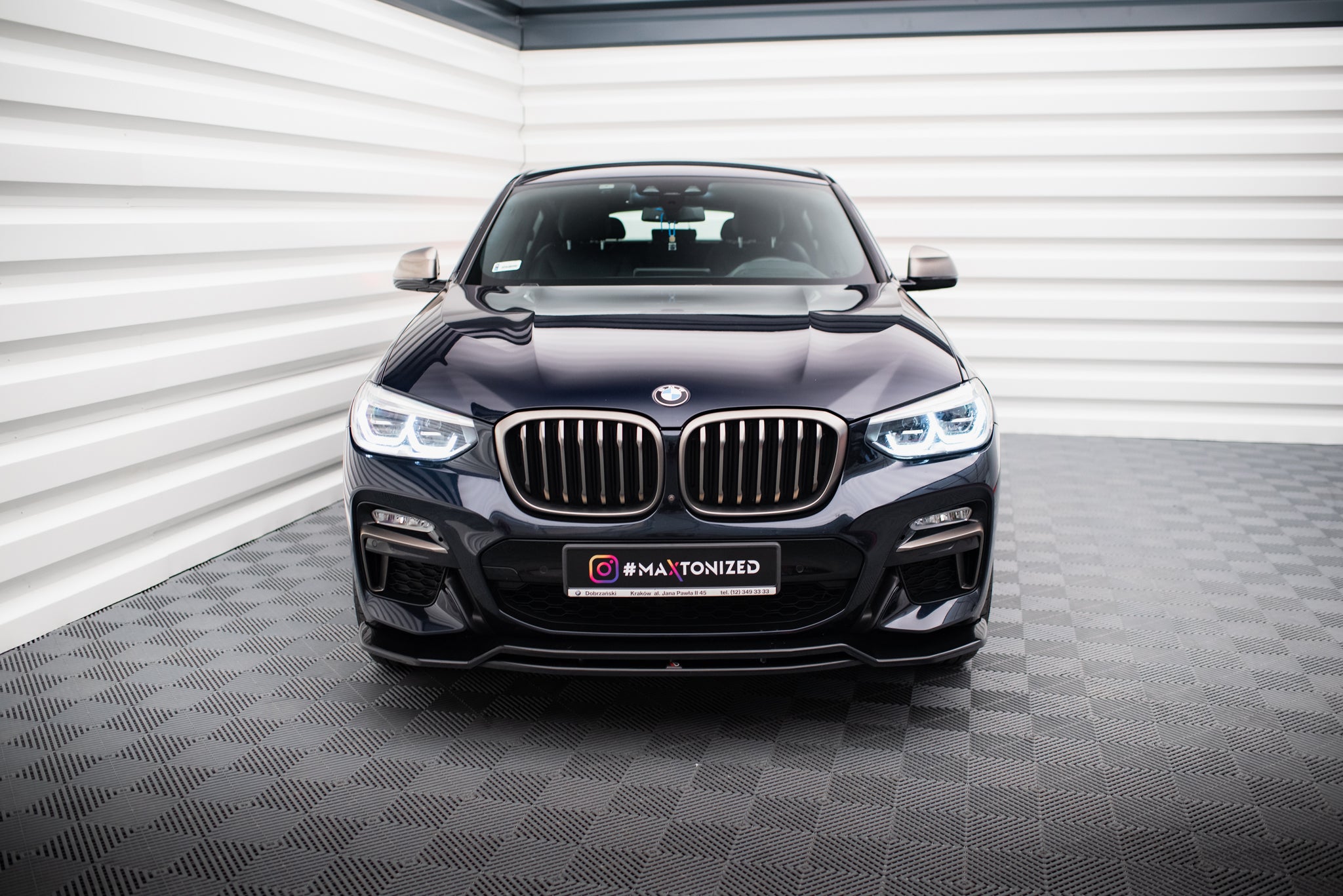 Frontleppe på BMW X4 M-Pakke G02 sett forfra med LED-lykter og sporty detaljer.