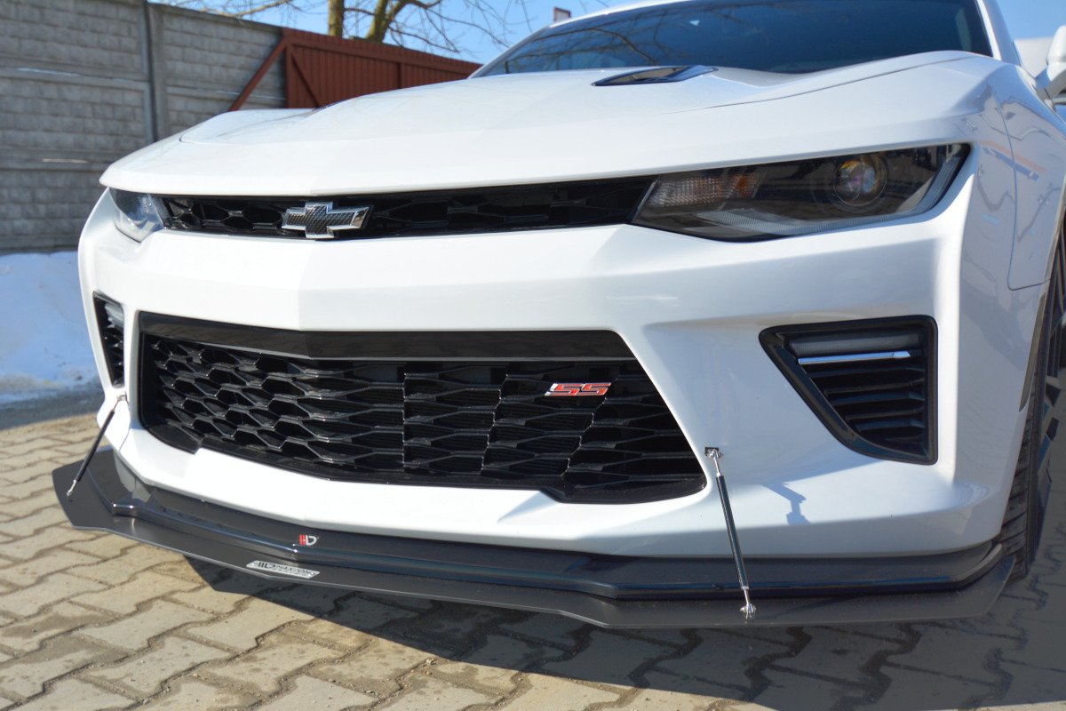 Frontspoiler Chevrolet Camaro 6Th-Gen. 2Ss Coupe nærbilde med svart grill og røde SS-detaljer.