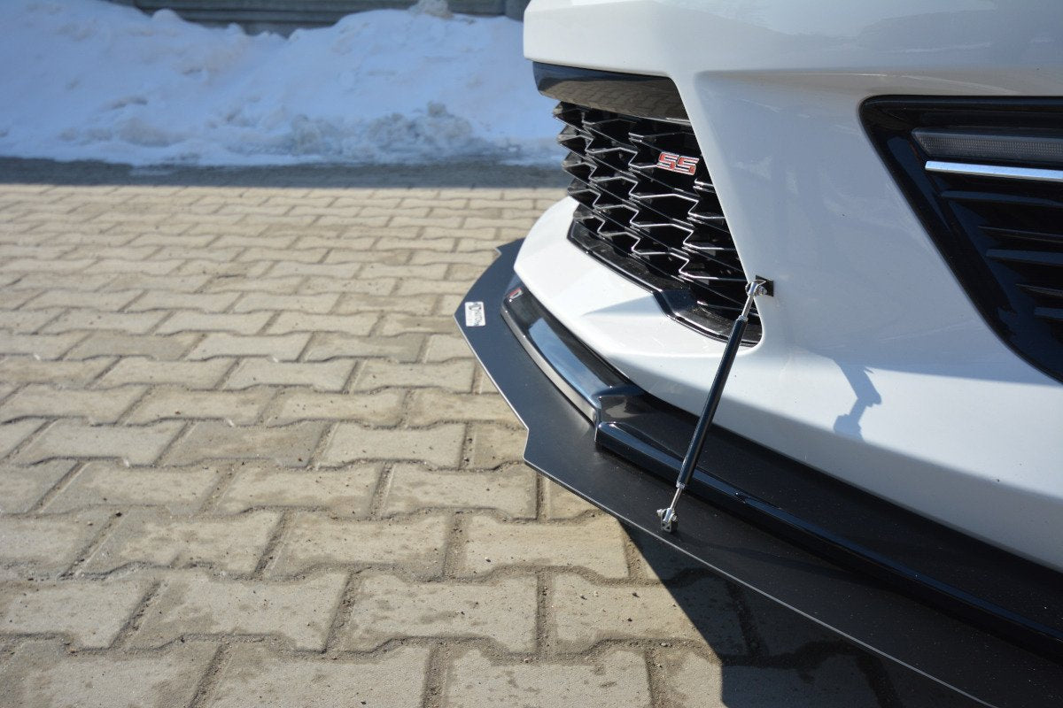 Front splitter på Chevrolet Camaro 6Th-Gen. Phase-I 2Ss Coupe med sort grill og SS-logo.
