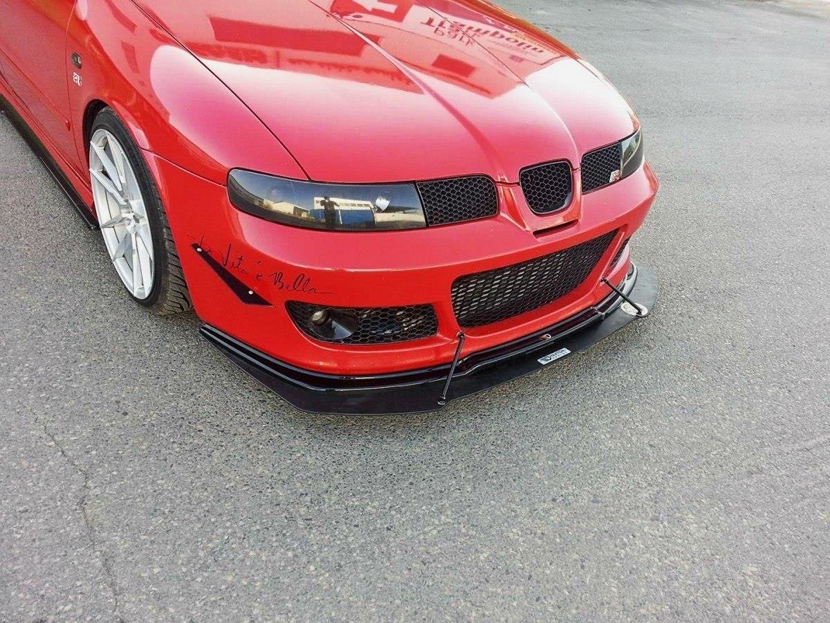 Frontspoiler til Seat Leon MK1 Cupra med sorte detaljer og stor svart frontsplitter, sett skrått forfra.