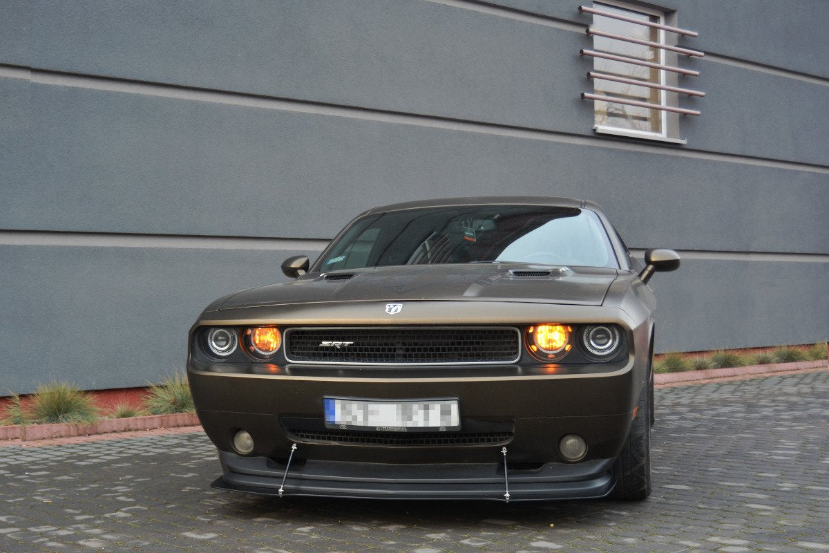 Frontleppe på Dodge Challenger MK3 Srt8 sett forfra med runde frontlykter og metallic lakk.