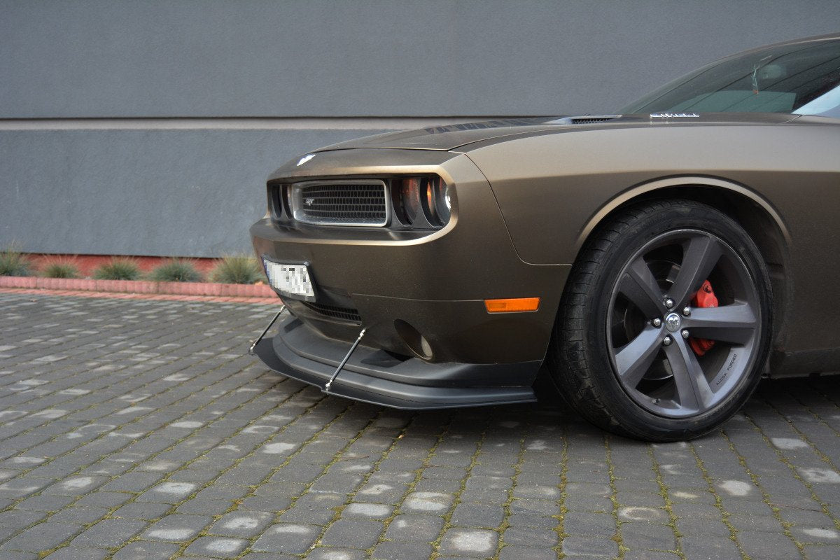 Spoiler til Dodge Challenger MK3 Srt8 Coupe, nærbilde av sort frontsplitter og røde bremsekalipere.