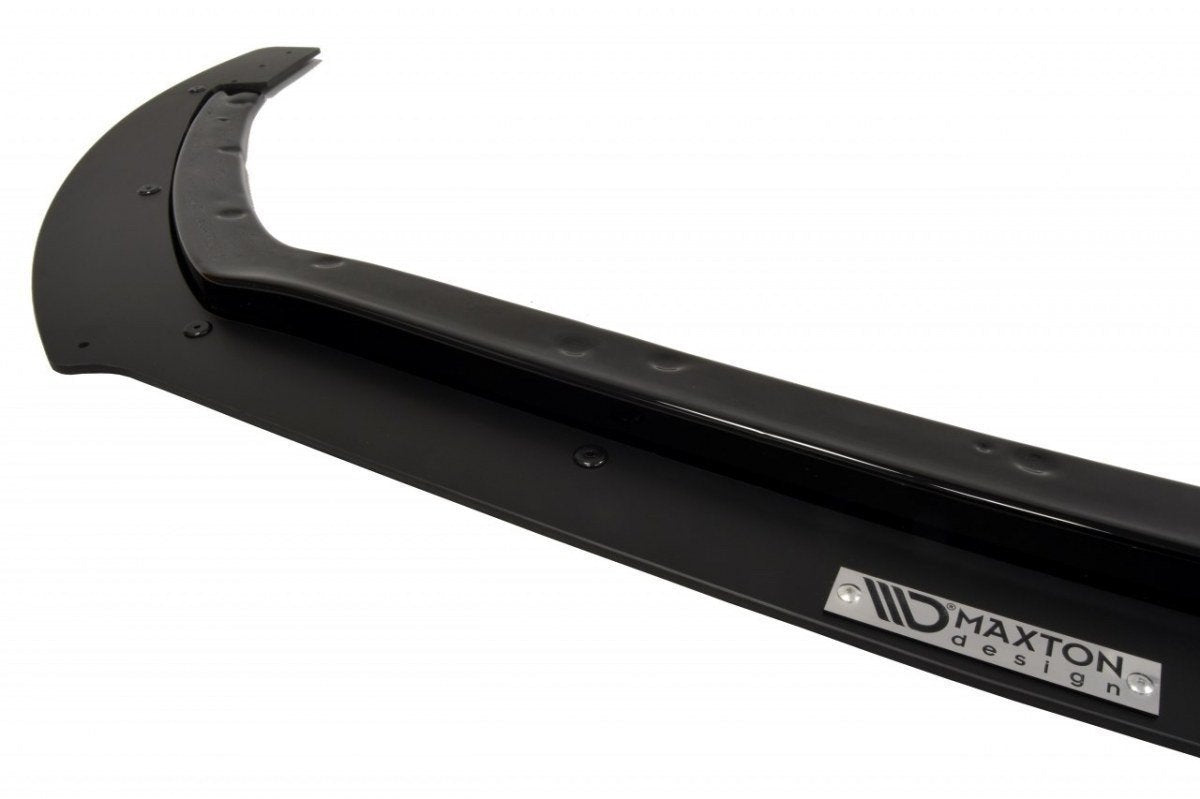 Front lip til Ford Focus RS MK3, sort plast med Maxton Design-logo sett skrått ovenfra.