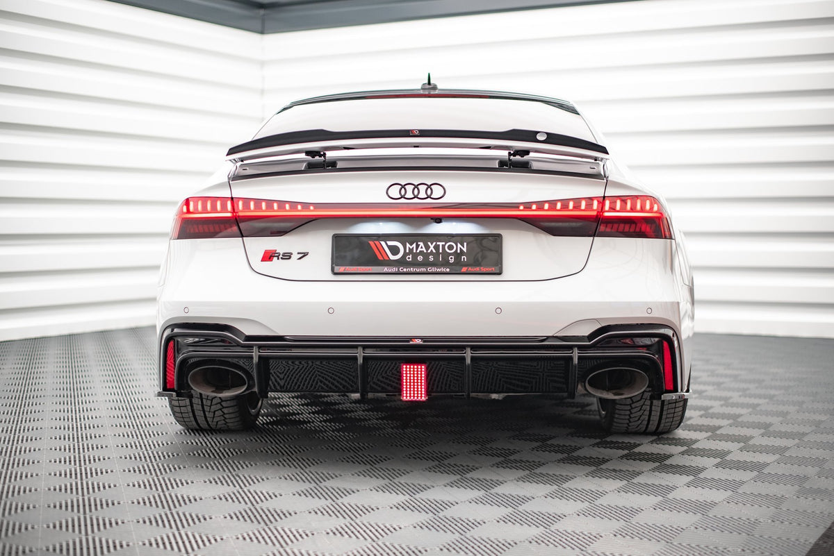 LED-lys i Maxton-diffuser på Audi RS7 C8 fra skrå vinkel
