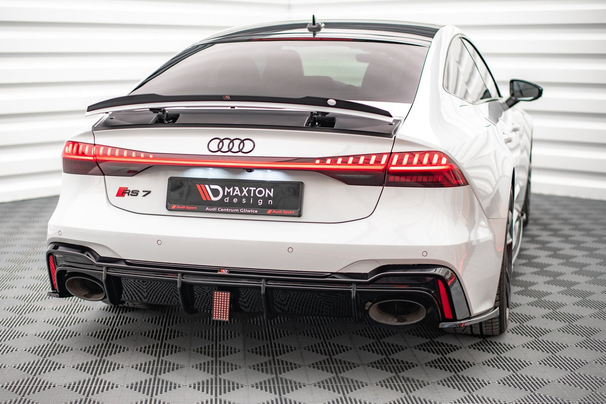 Nærbilde av LED bremselys med monteringsbrakett til Audi RS7 C8