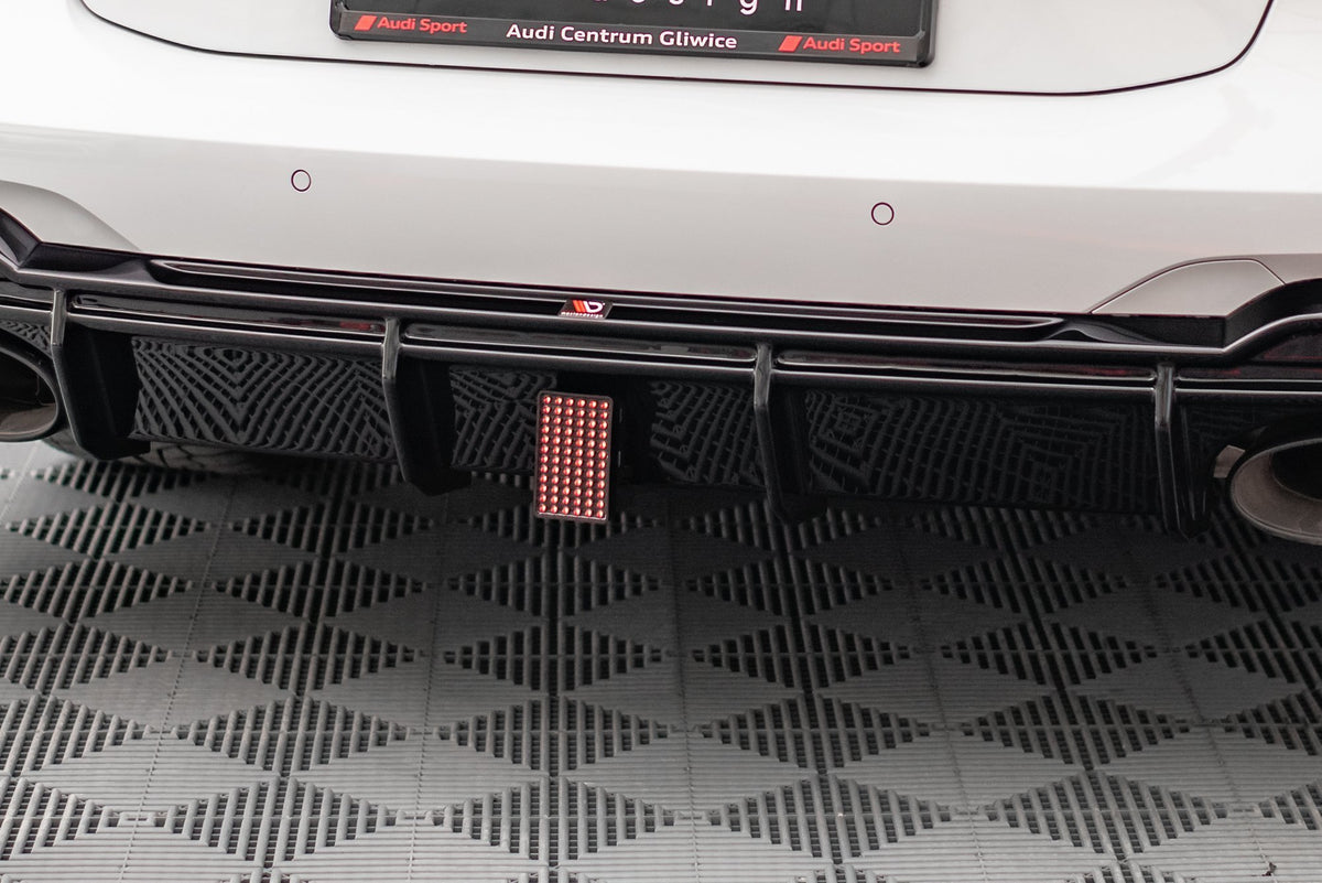 LED bremselys for Audi RS6 C8 montert i Maxton-diffuser, sett bakfra