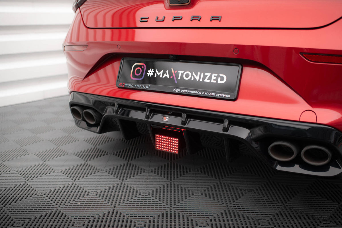 LED bremselys og monteringsbrakett for Cupra Leon Hatchback fra skrå vinkel