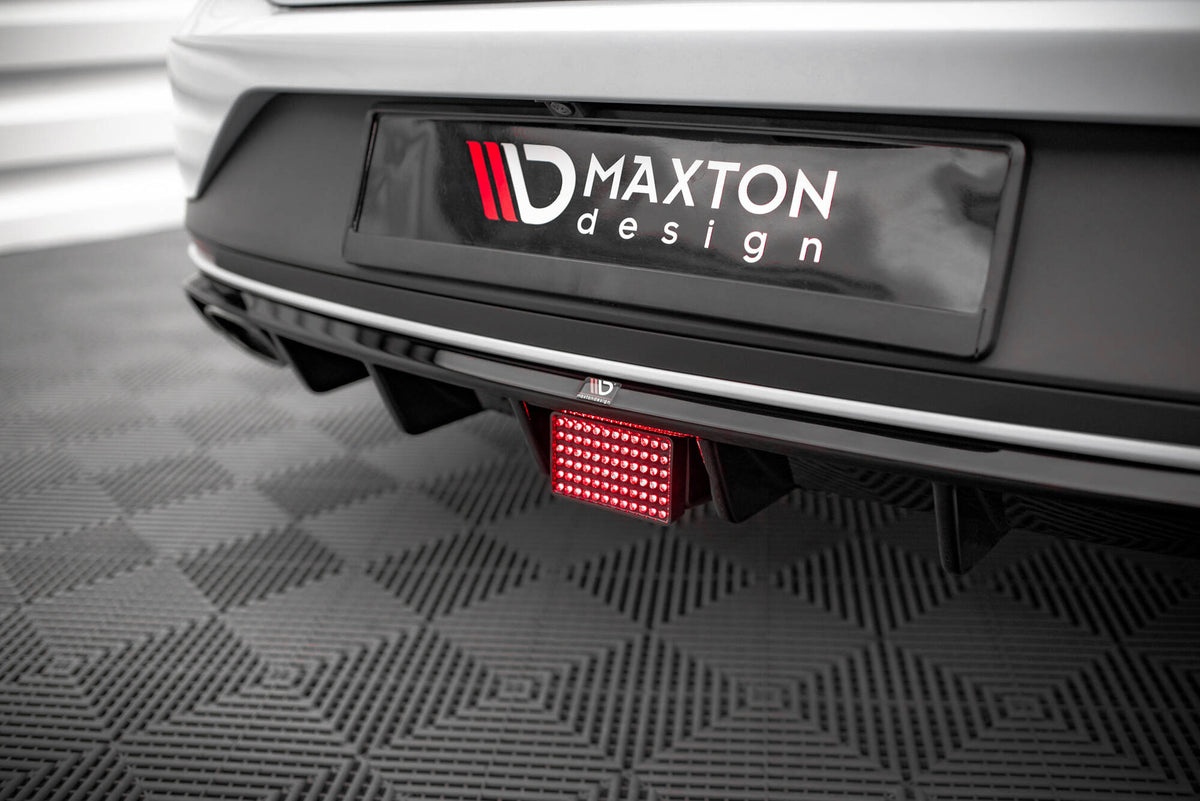 LED-lys montert i diffuser på Seat Leon Cupra Sportstourer MK3 bakfra