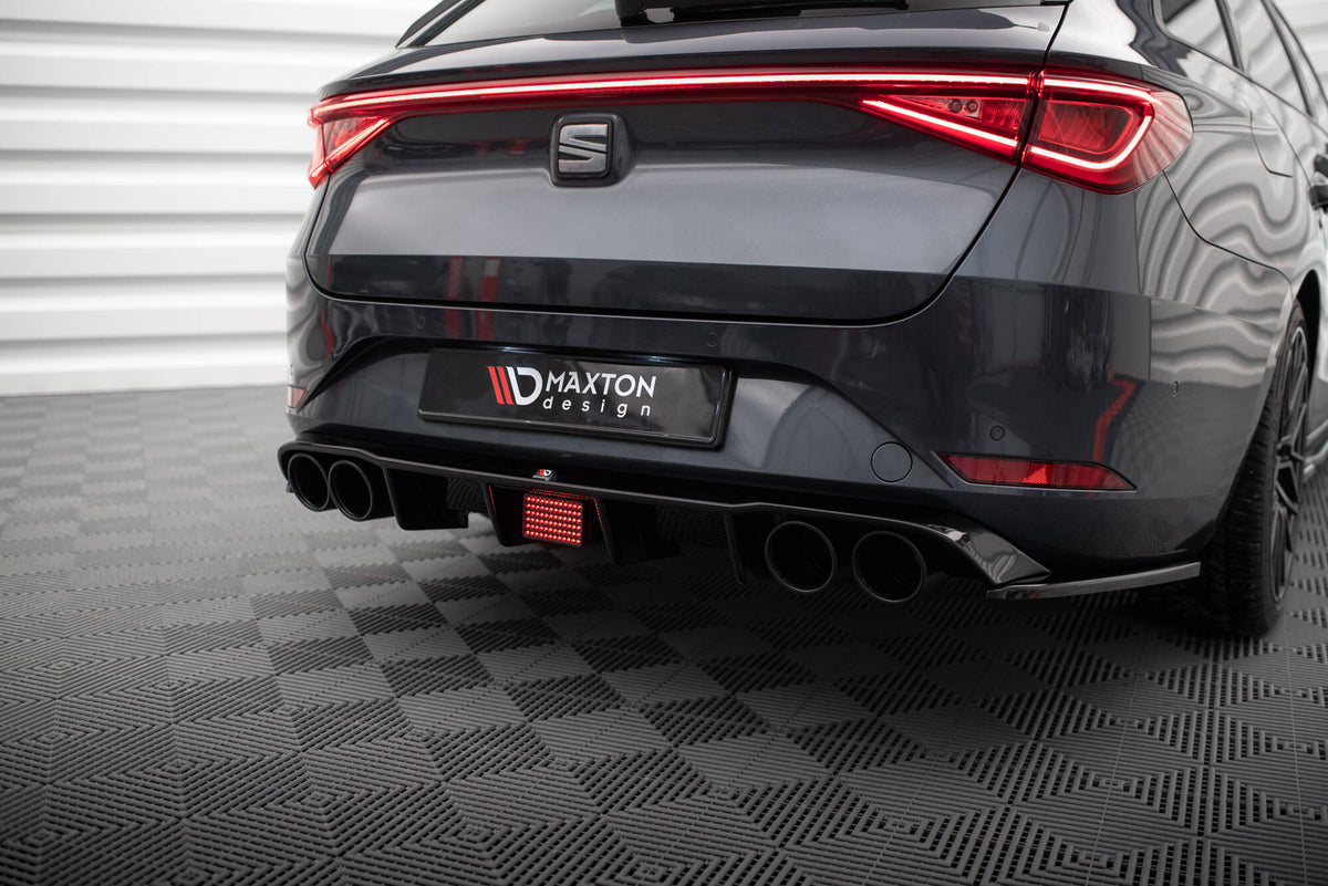 Nærbilde av LED bremselys med monteringsbrakett for Seat Leon ST FR Mk4-diffuser