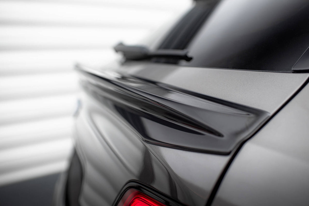 Spoiler cap 3D montert på Bentley Bentayga bakparti i nærbilde