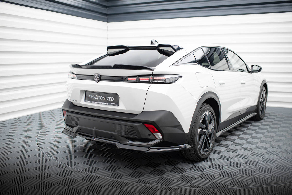 Nærbilde av 3D-overflatestruktur på spoilerforlenger til Peugeot 408