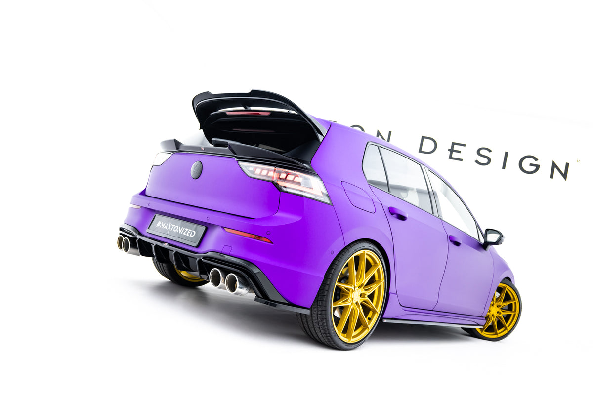 Spoiler cap montert på hekken til VW Golf R Mk8 Facelift