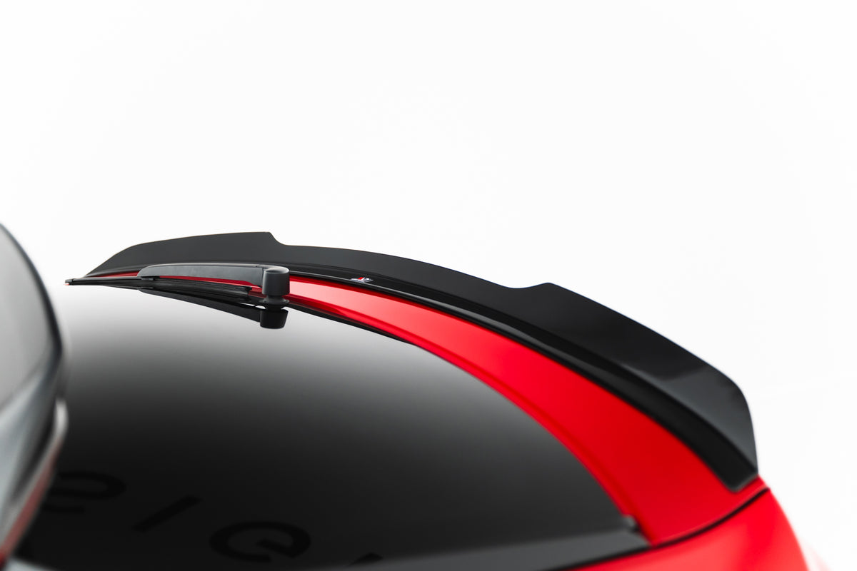 Nærbilde av Spoiler Cap til Audi RSQ8 Mk1 Facelift med blank sort overflate