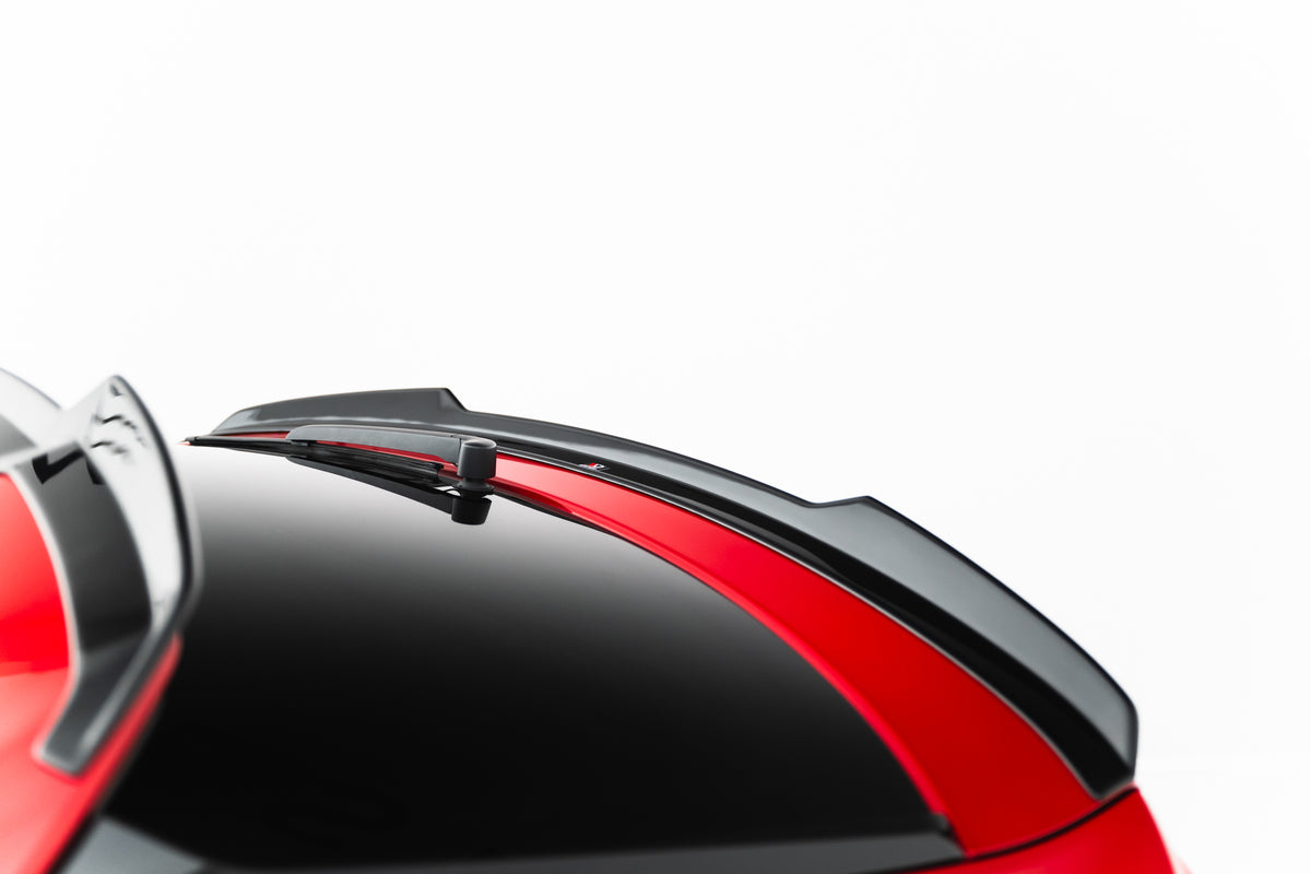 Nærbilde av 3M-tape på Maxton spoiler cap til Audi RSQ8 Mk1 Facelift