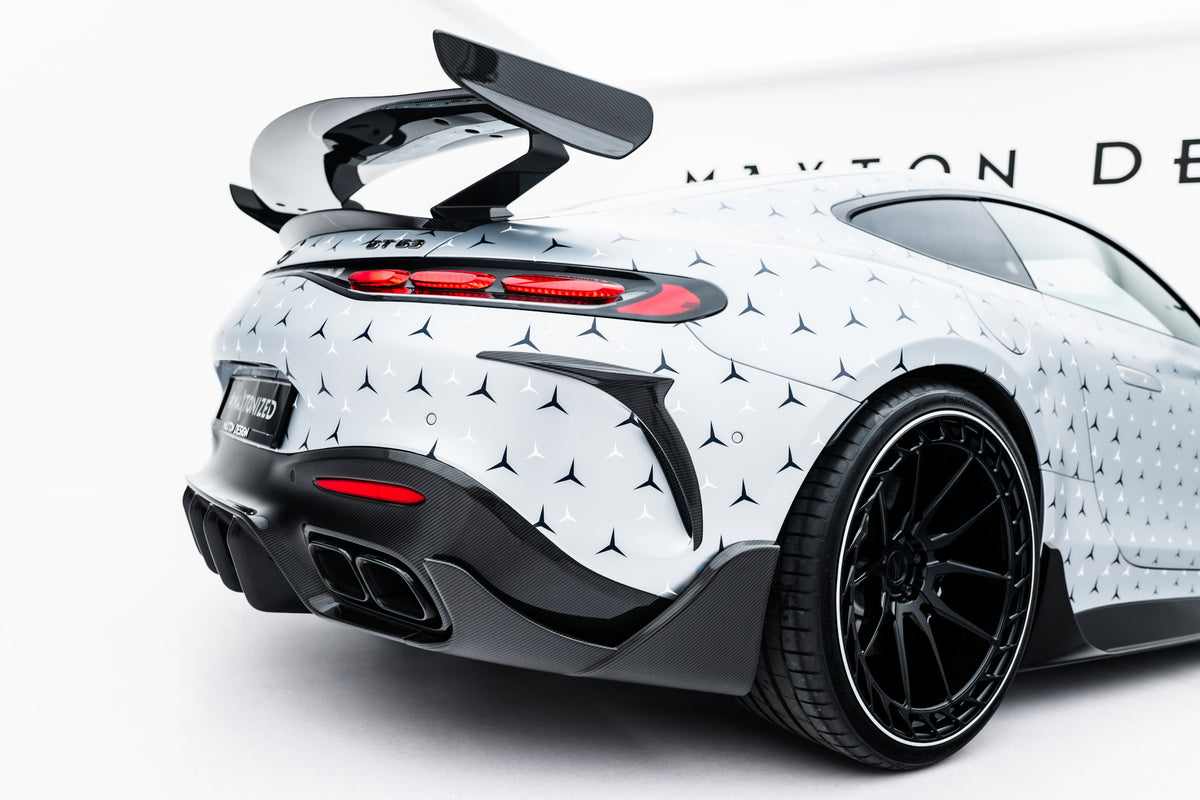Detalj av karbonvev på bodykit til Mercedes-AMG GT C192