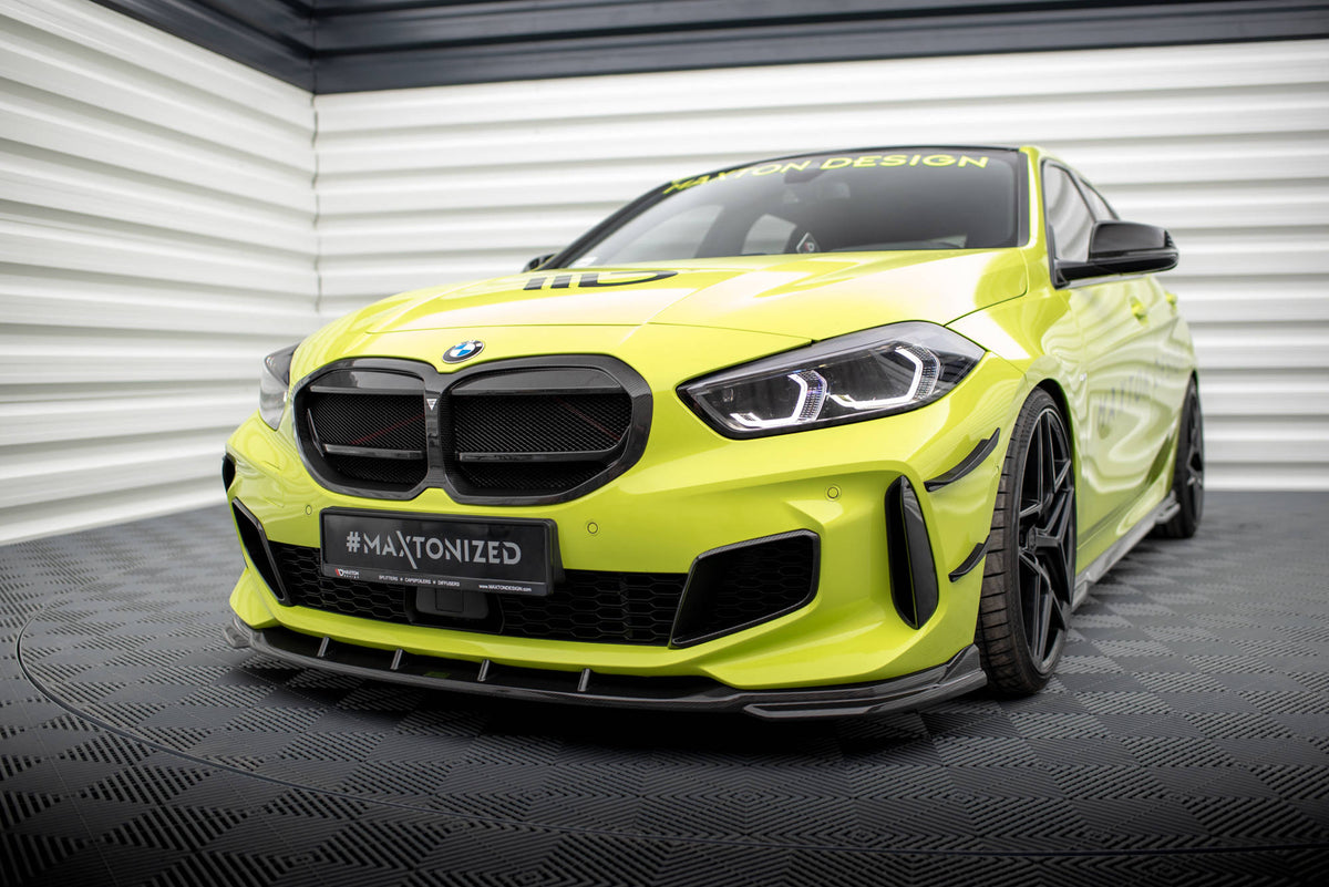 Detalj av karbonoverflate med synlig vev på frontventiler til BMW Serie 1 F40