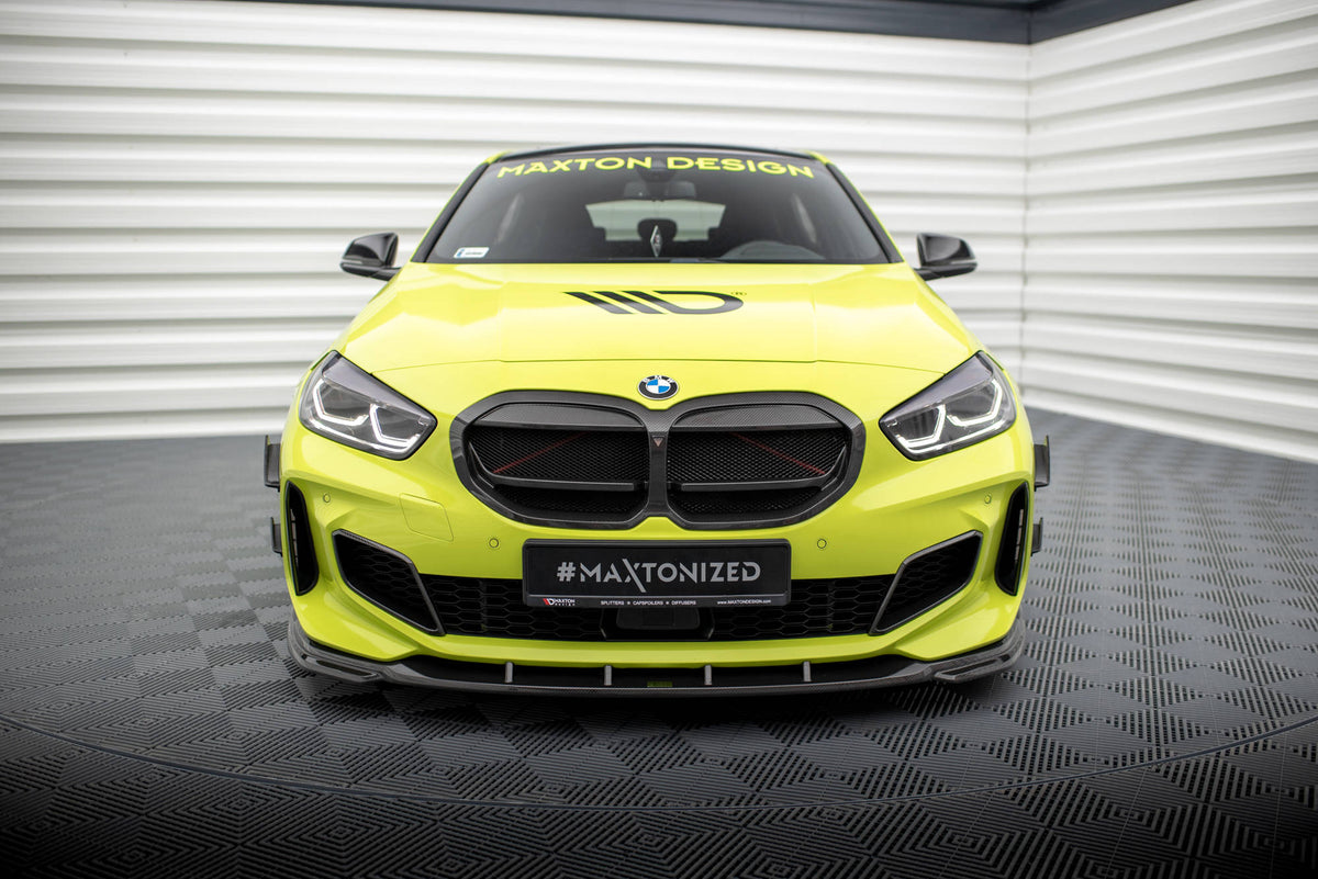 Sportslig karbon frontgrill for BMW M135i F40 sett fra siden