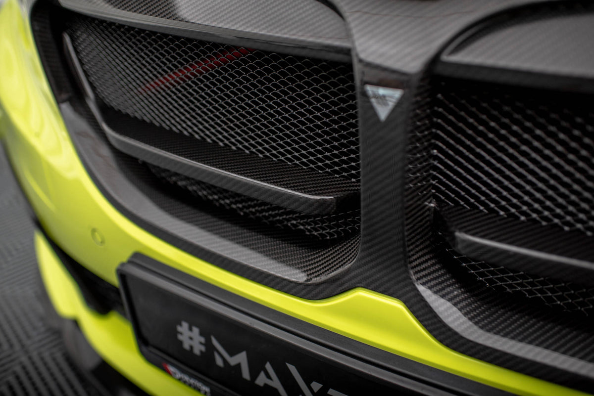 Carbon frontgrill for BMW M135i F40 montert på støtfangeren