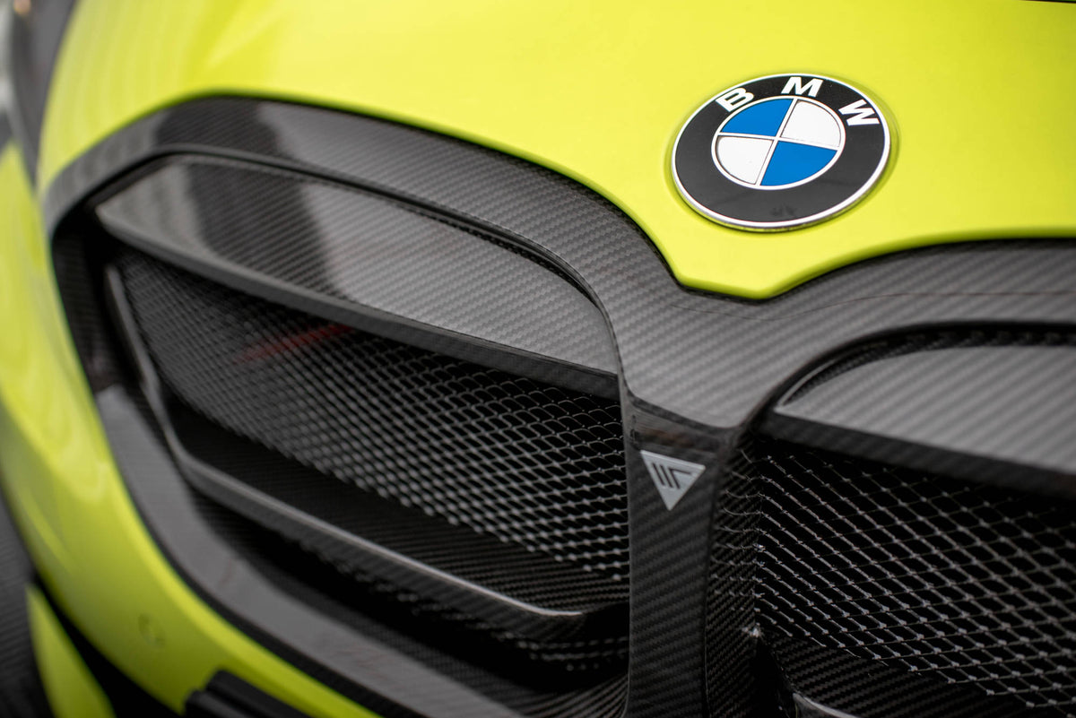 Nærbilde av karbonvev på frontgrill til BMW 1-serie F40