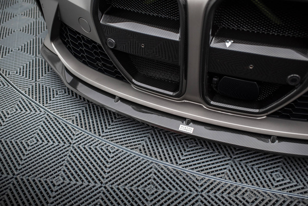Detaljbilde av Carbon Uniform Shape-overflate på BMW M4 frontsplitter