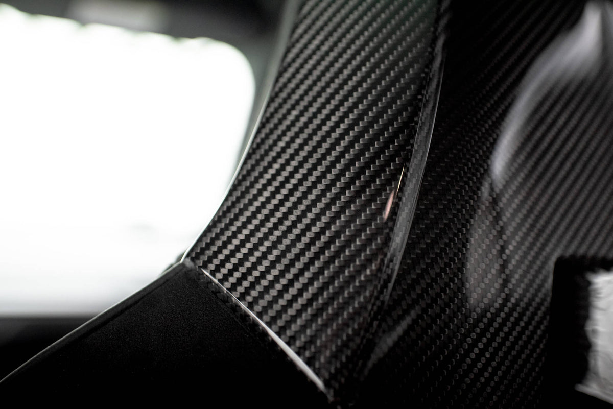 Prepreg karbon nakkestøtter for BMW 1-serie F40 M135i sett forfra