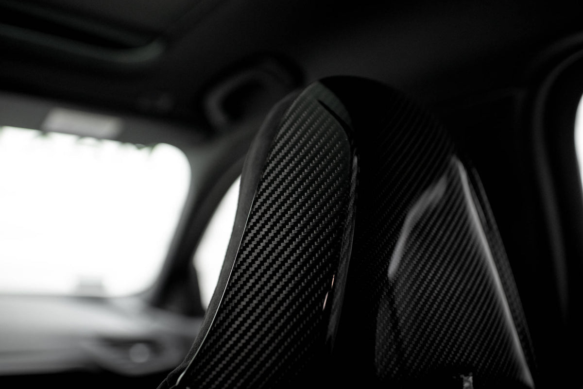 Nakkestøtte i karbon til BMW F40 M135i med Carbon Uniform Shape-finish