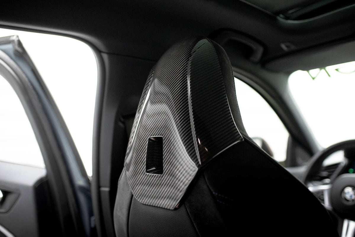 Detaljbilde av nakkestøtte i prepreg karbon til BMW 1 F40 M135i