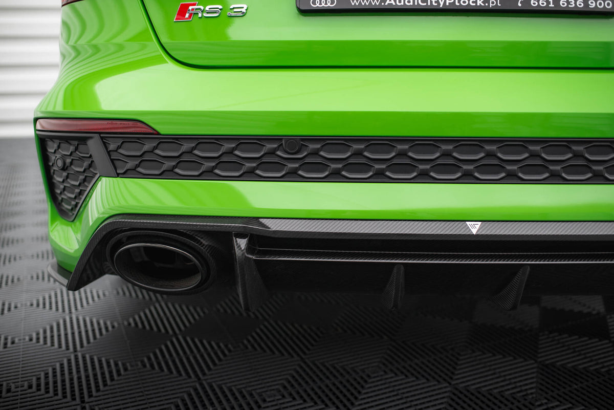 Nærbilde av karbonmønster på diffuser til Audi RS3 8Y