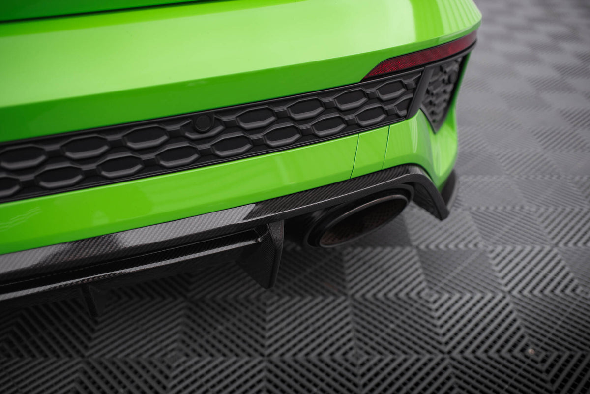 Detalj av forborrede monteringshull på karbondiffuser til Audi RS3 8Y