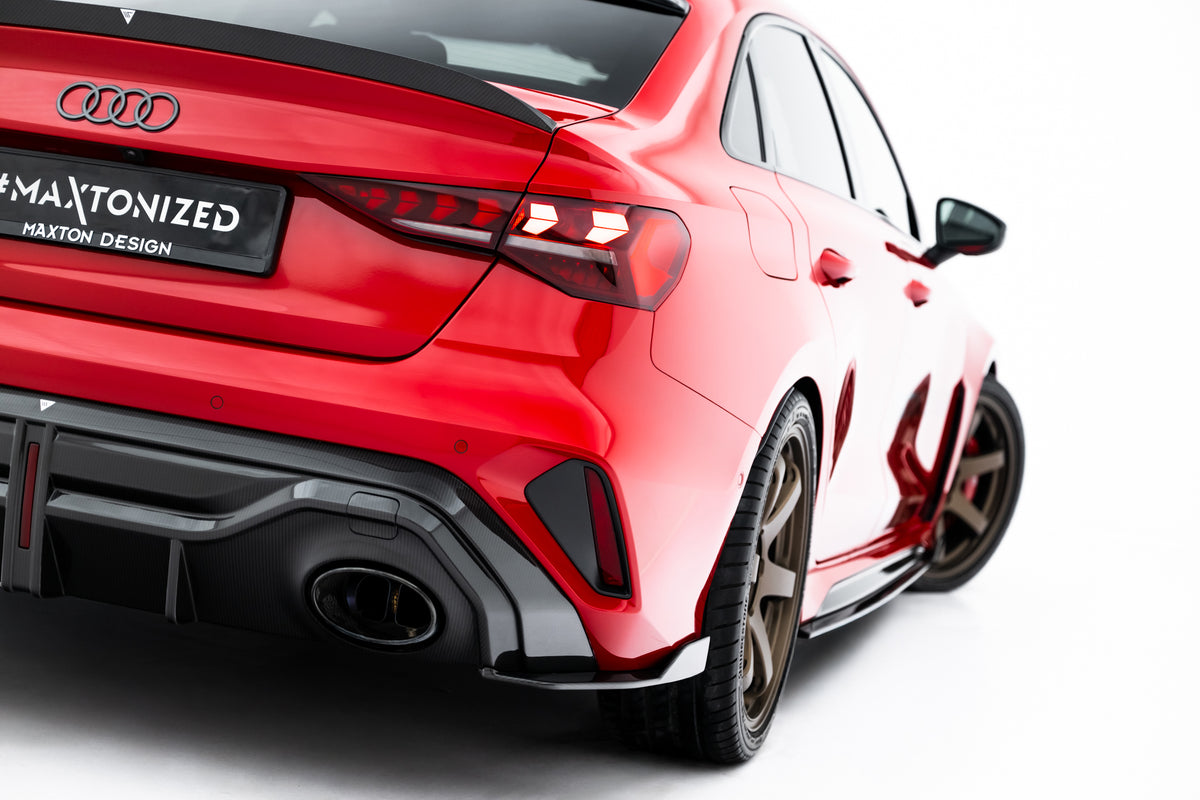 Detaljbilde av monteringshull på karbondiffuser til Audi RS3 Sedan