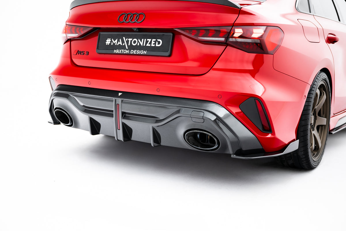 Nærbilde av karbonmønster på diffuser til Audi RS3 Sedan 8Y