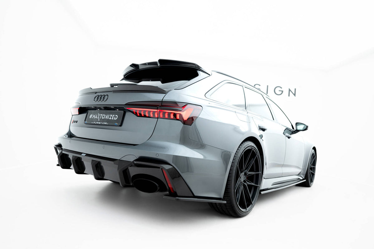 Detalj av karbonfiberstruktur på diffuser Audi RS6 C8