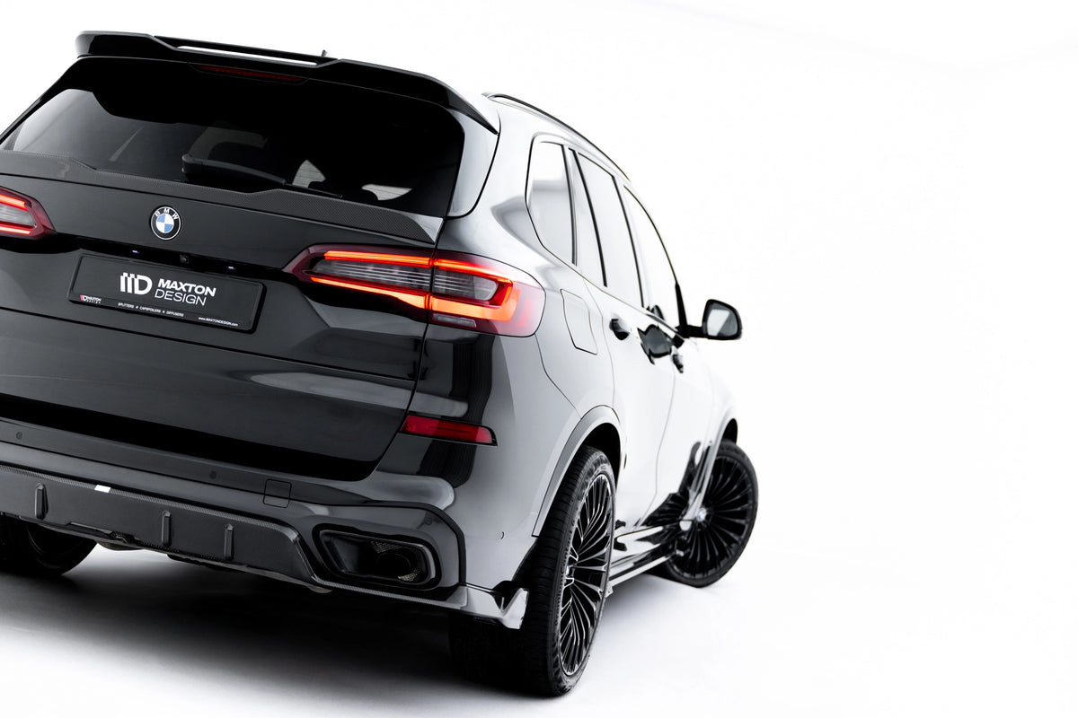 Detaljbilde av monteringshull på karbon bakdiffuser til BMW X5 G05