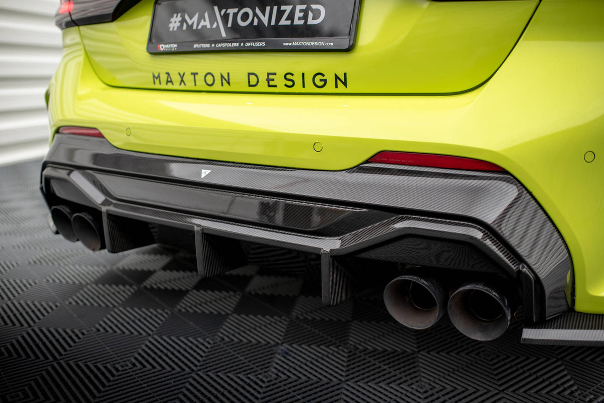 Carbon bakdiffuser montert på BMW 1 F40 sett bakfra