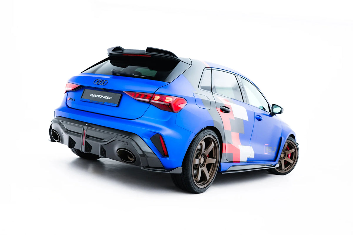 Nærbilde av Carbon Uniform Shape-overflate på sidesplittere bak til Audi RS3 8Y